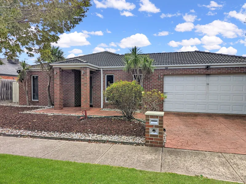 IMPRESSIVE FAMILY HOME WITH SPACIOUS REAR YARD