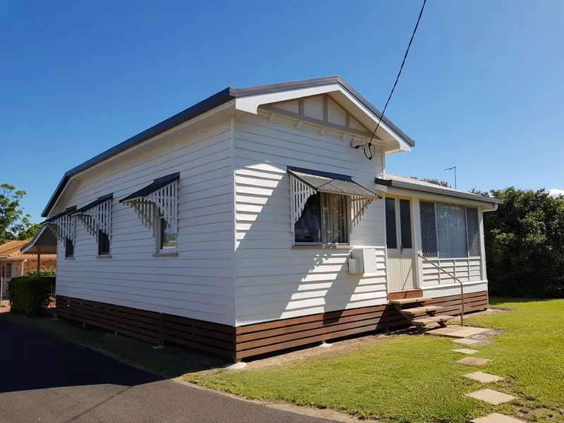 3 Bedroom Cottage only a Stones Throw from Town!