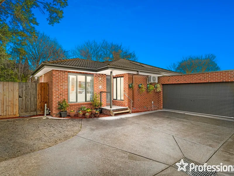 EXPANSIVE EASY LIVING IN QUIET NEIGHBOURHOOD