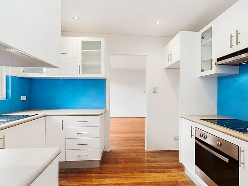Neatly presented apartment enjoys walk-to-everywhere convenience