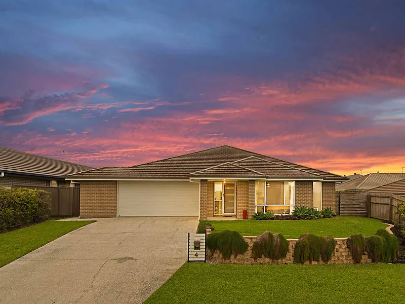 EXPANSIVE 269m2 NEW FAMILY LIFESTYLE JEWEL SET ONLY 100m TO SPARKLING WARNER LAKES & PARKLANDS!