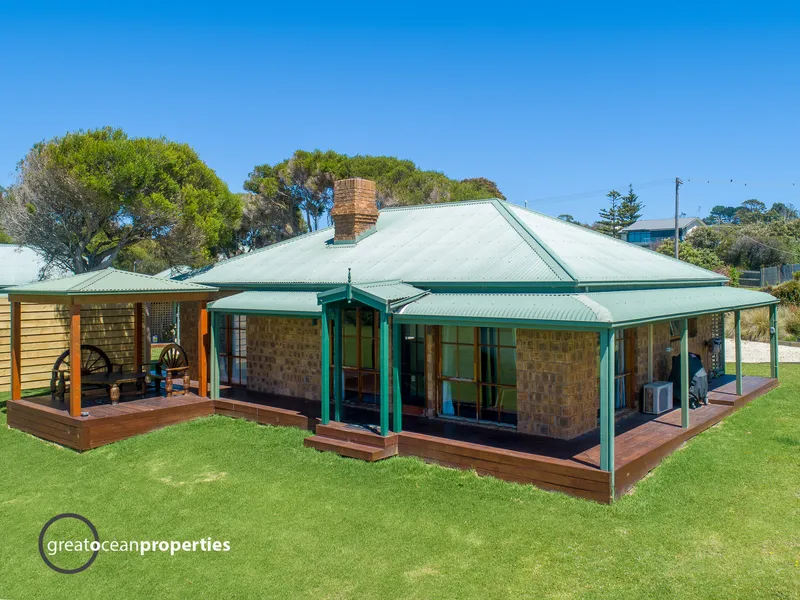 Cottage 2, Fantastic location, beaut holiday house with a sizeable income! 