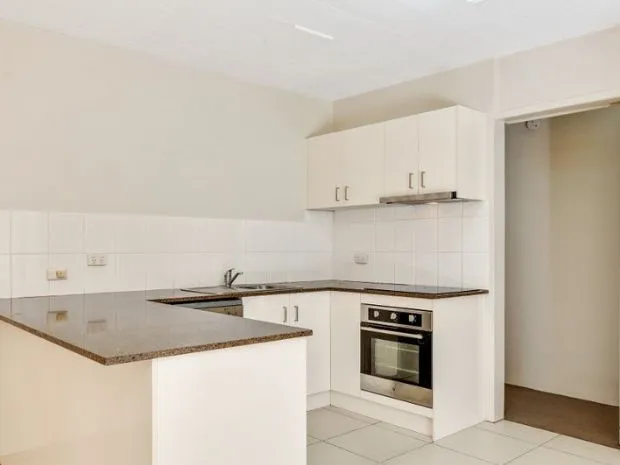 See This East-Side Winner --- Nicely Updated Unit 600 Metres To Botantic Gardens