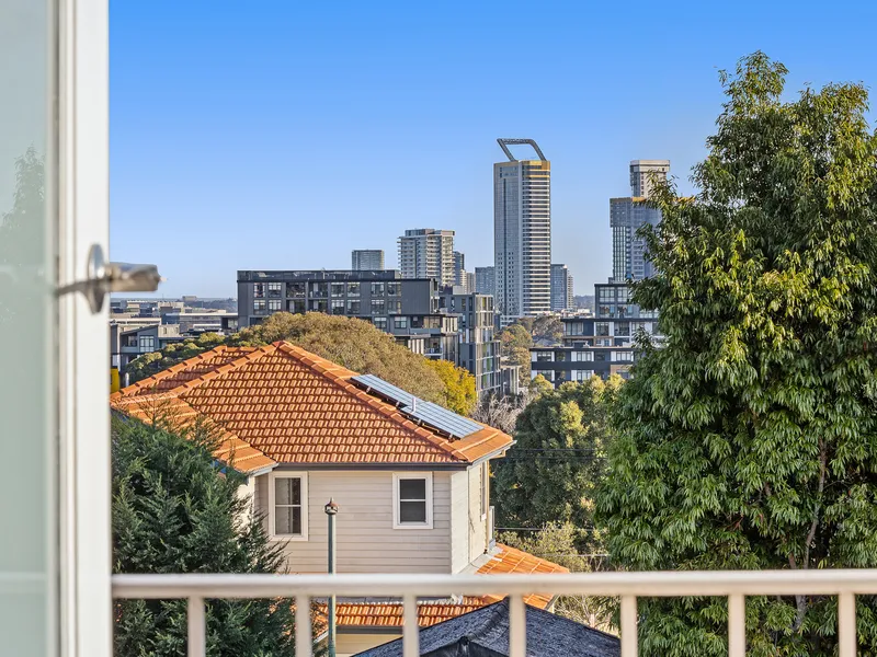 Oversized home apartment with flexible 2/3 bedroom accommodation