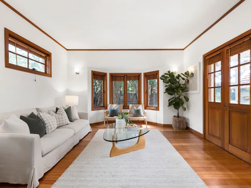 Enchanting 2-bedroom cottage in walk-to-rail location in prestigious Roseville