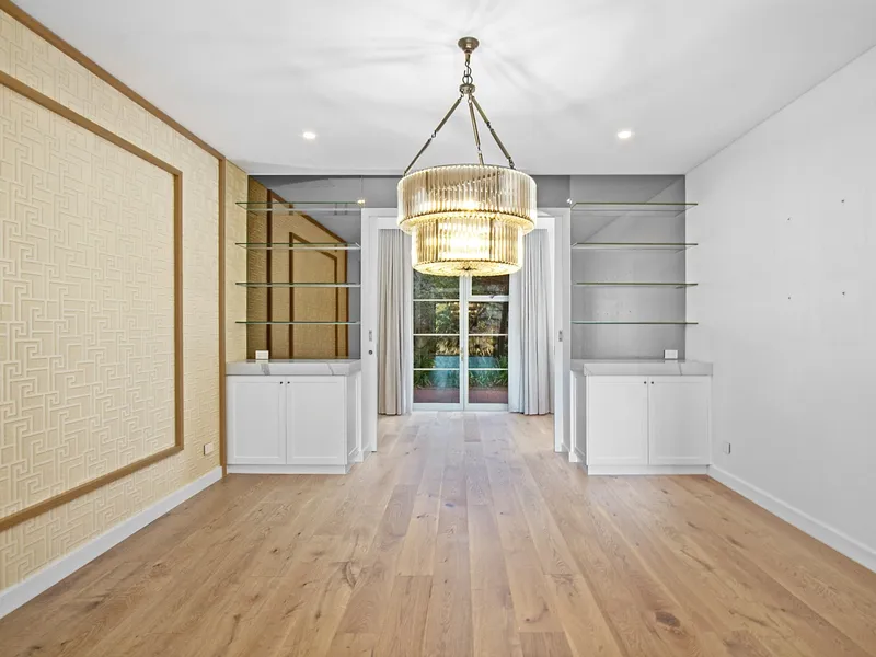 Luxurious Ground Floor Apartment with Water and City View