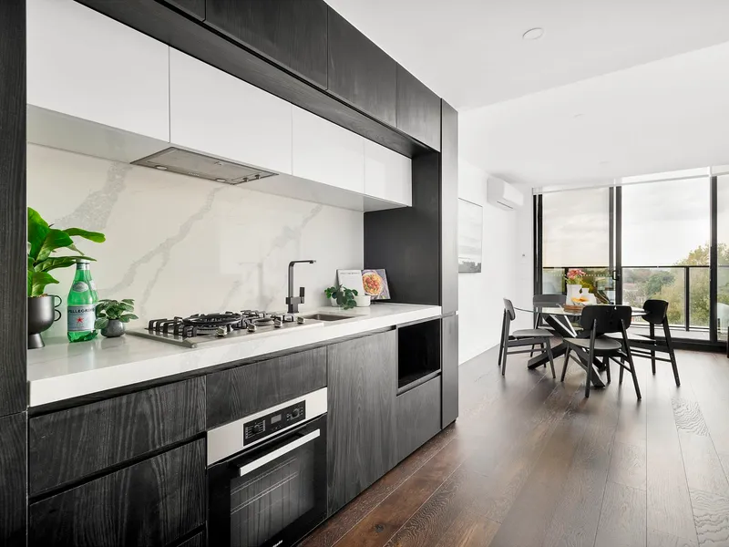 SPACIOUS APARTMENT FILLED WITH NATURAL LIGHT | Besser+Co