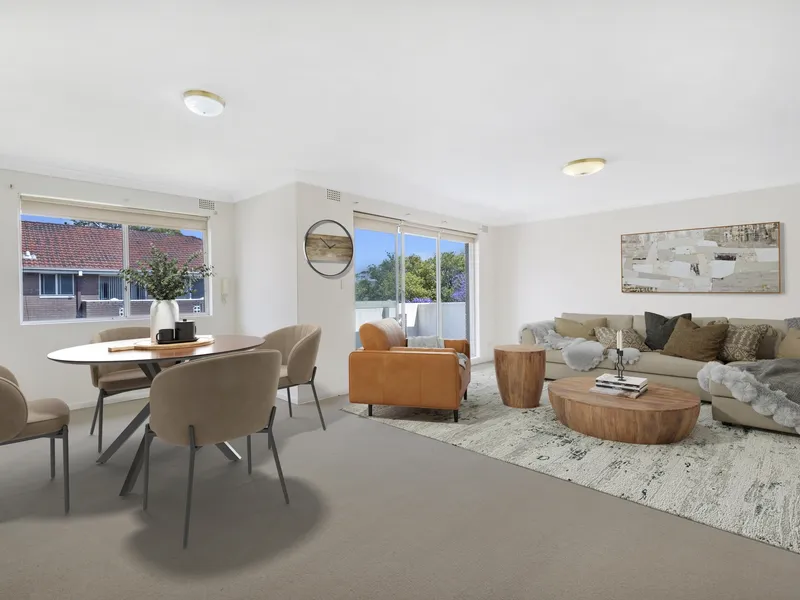 Light filled top floor apartment