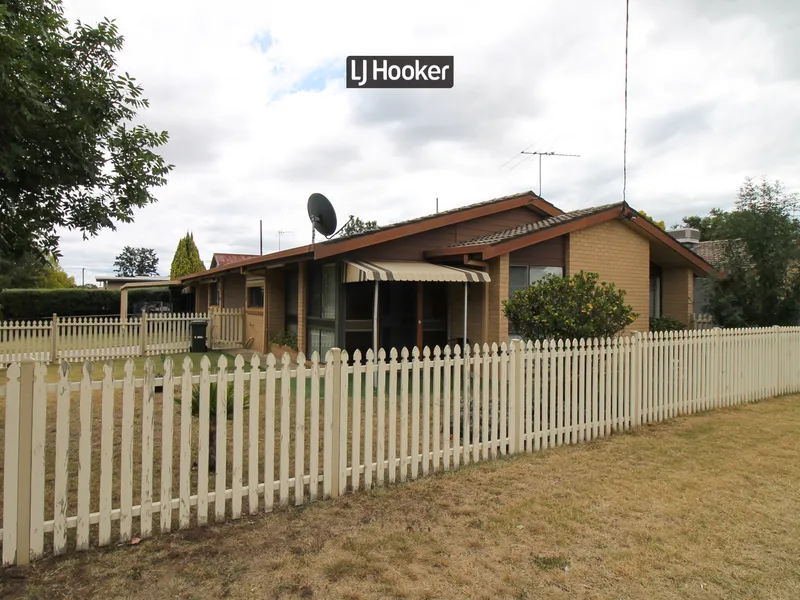 Handy to town centre.