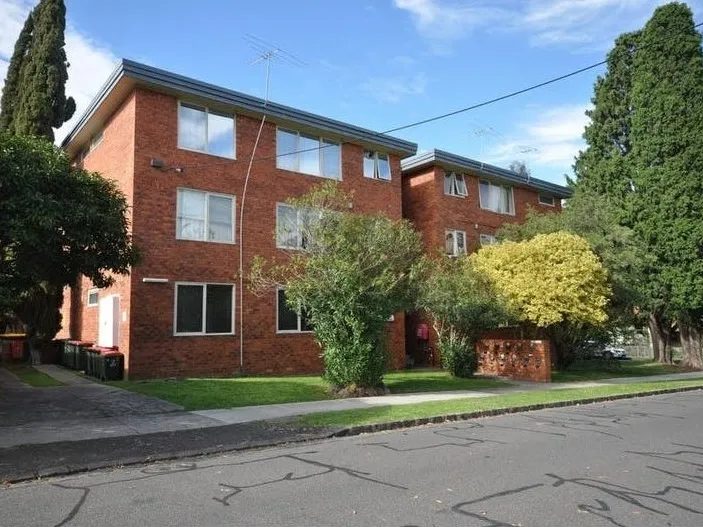 CENTRAL LOCATION IN BOX HILL