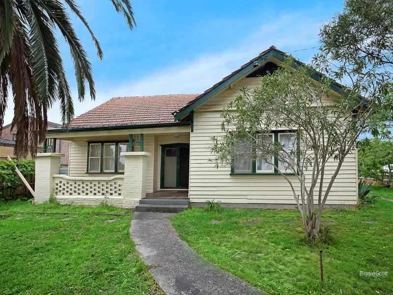 LOVELY WEATHERBOARD IN CENTRAL BOX HILL