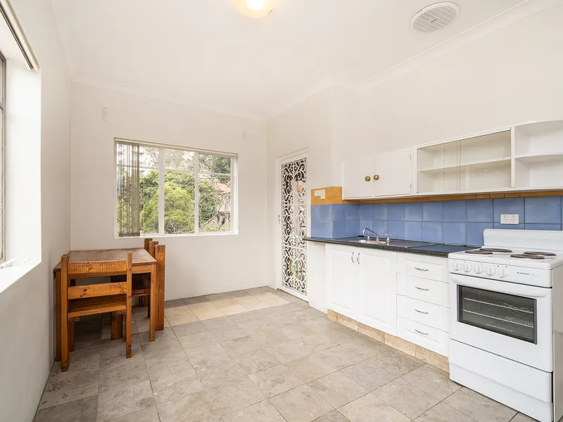 COSY ONE-BEDDER WITH LEAFY OUTLOOK