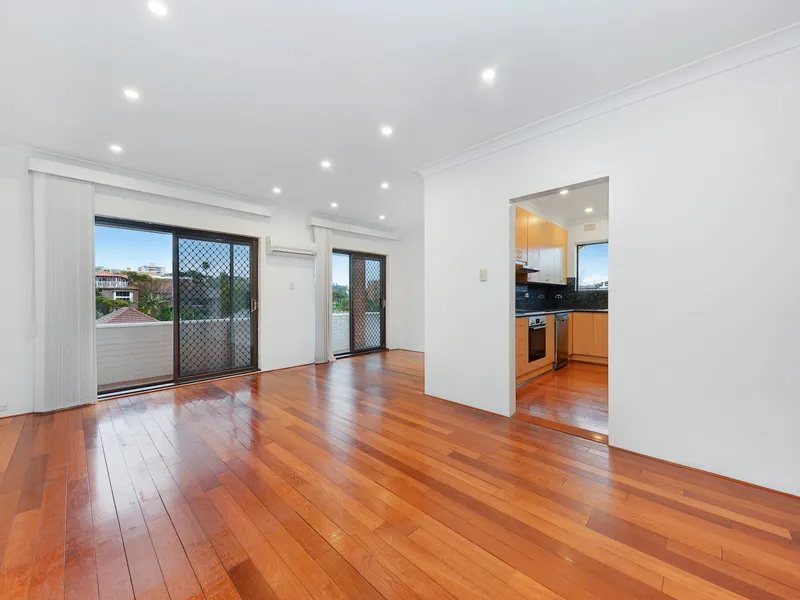 TWO BEDROOM APARTMENT - SHORT STROLL TO THE BEACH!
