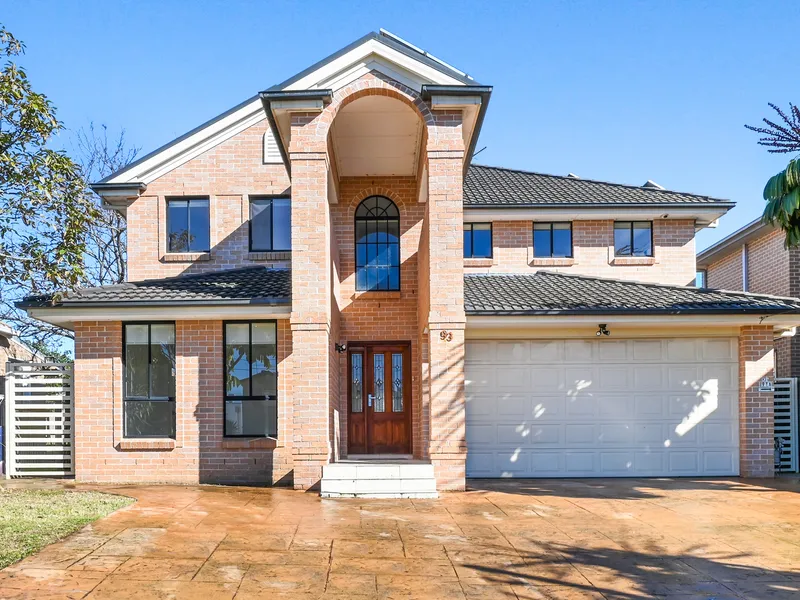 Spacious Home in Waterside setting