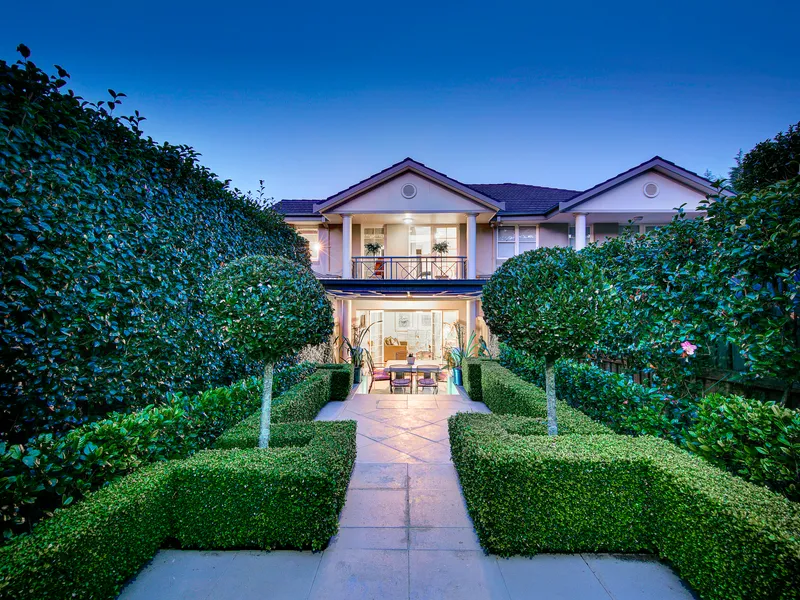 Superb Character Townhouse… Walk to Rail