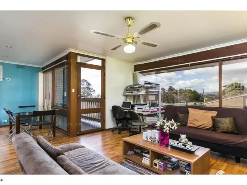 Lovely 2 bedroom upstairs unit!