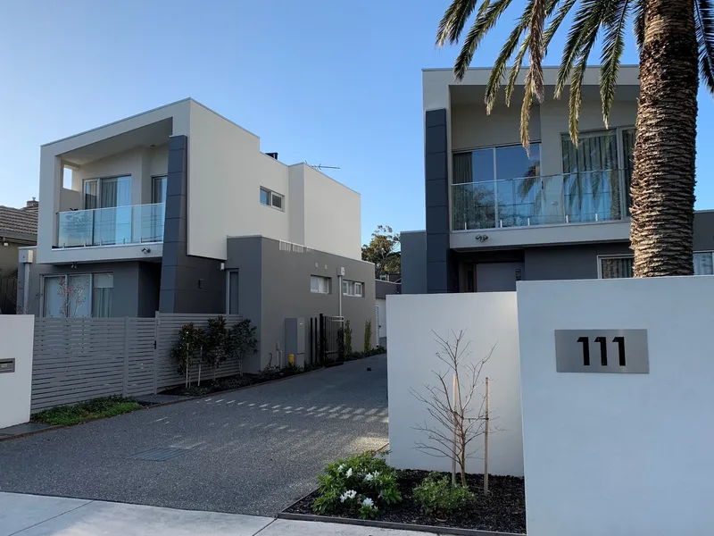 LIGHT AND BRIGHT 3-4 BEDROM TOWNHOUSE IN BOUTIQUE BLOCK OF 4