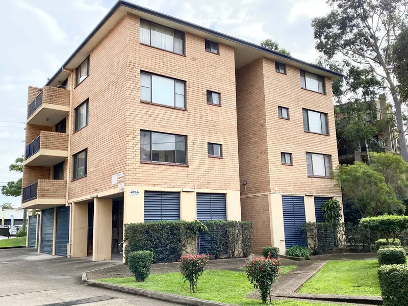 Two Bedroom Unit In An Ideal Location!!