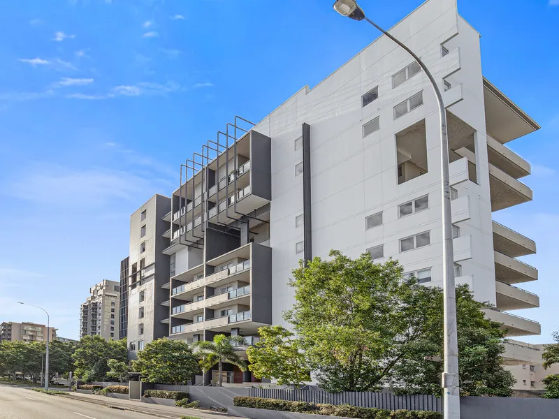 SPACIOUS RIVERSIDE PRECINCT ABODE