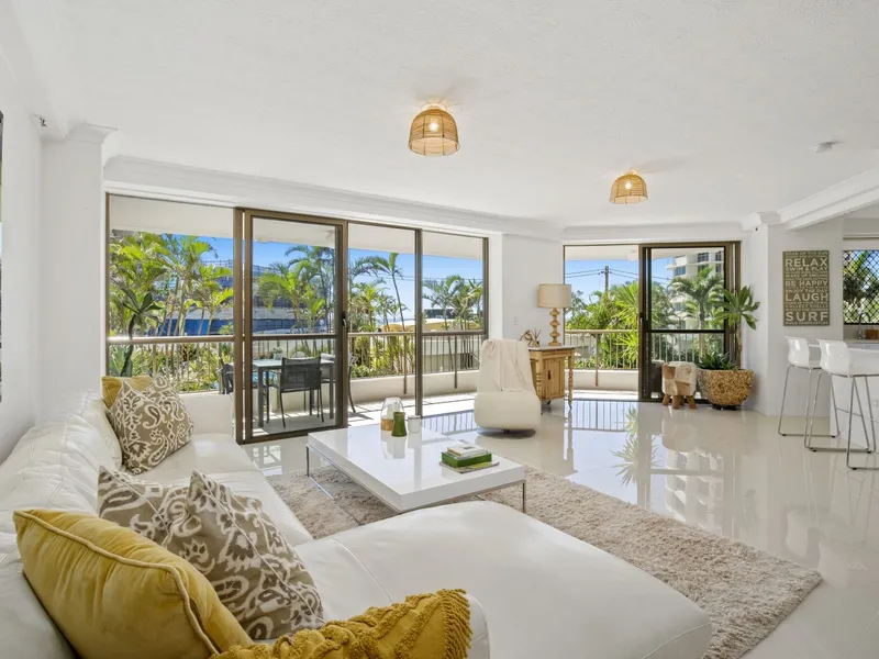 Spinnaker – Main Beach – Residential Only Building situated directly across from the beach