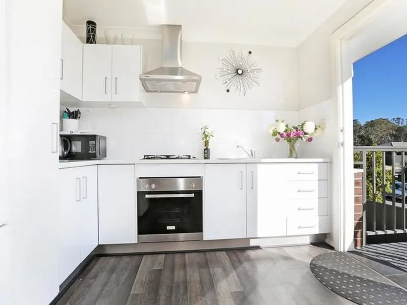 Separate fully self contained 1 bedroom flat complete with full kitchen, lounge room, bathroom + laundry & 2 split system air conditioners