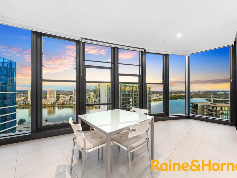 High level luxurious three bedroom apartment with picturesque water view