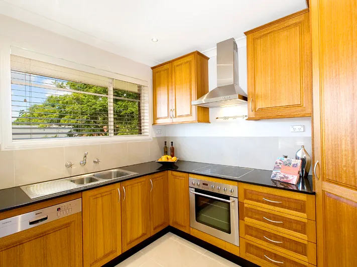 Sunny top floor apartment