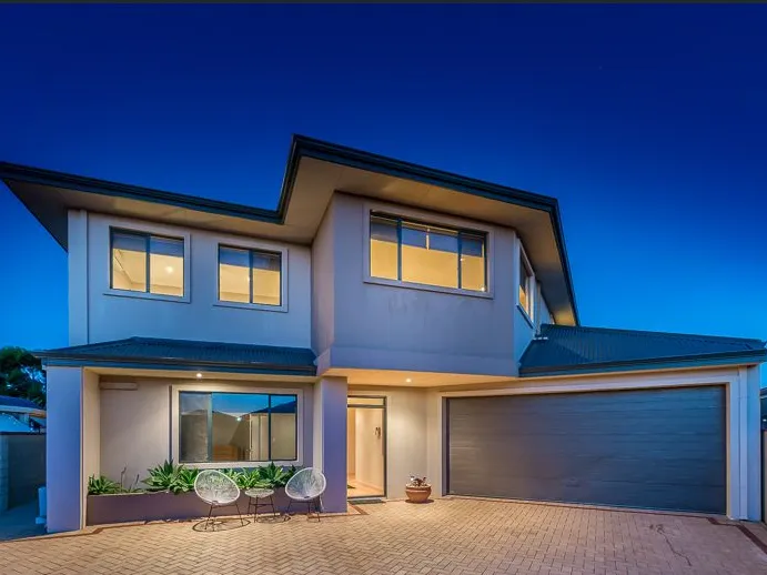 Looking for breathtaking views just a few steps away from the beach ?