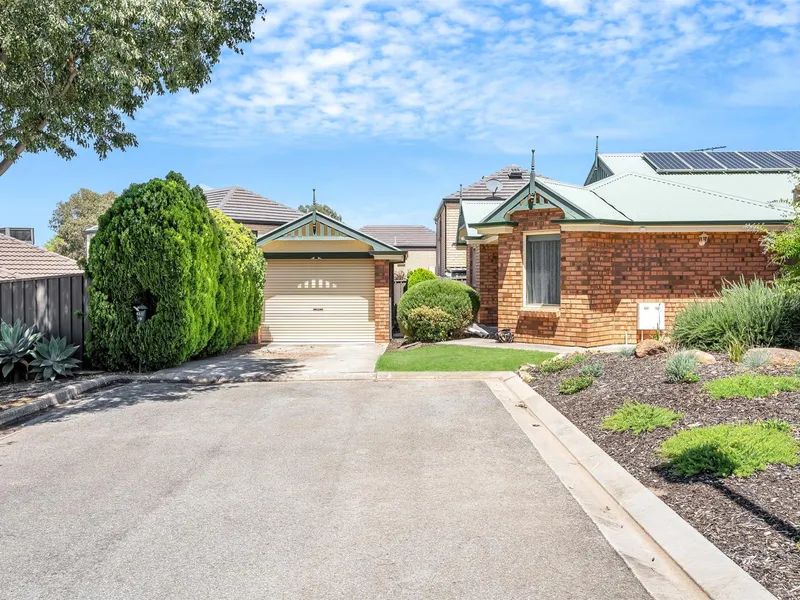 CHARACTER VILLA, OUTSTANDING LOCATION OFFERING LOW MAINTENANCE LIVING