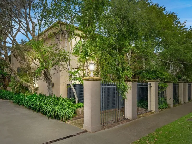 RENOVATED SUN DRENCHED APARTMENT