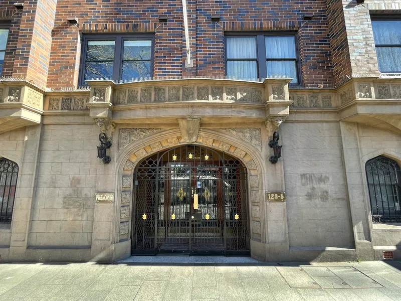 Elegant, spacious two bedroom apartment in iconic Franconia on Macleay St