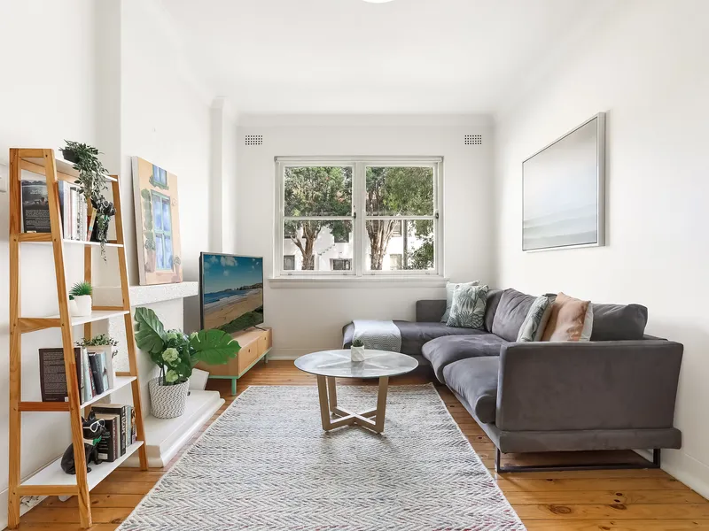 Ultimate beach pad less than 400m to the sands of Bondi.