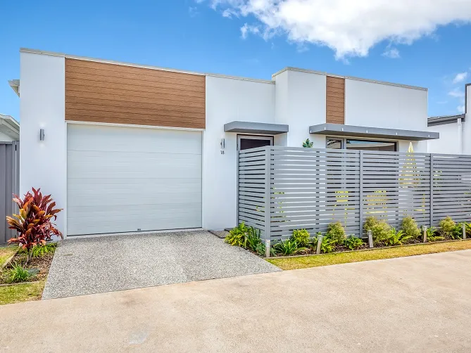 MASSIVE PRICE REDUCTION!! Looking for a stylish villa to retire in? Look no further!!