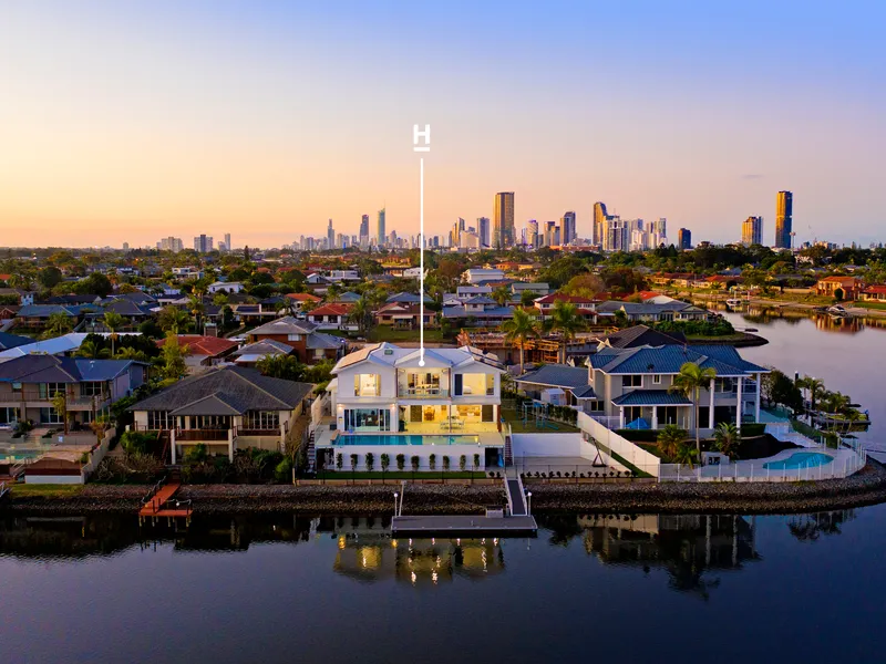 CAPTIVATING COASTAL WATERFRONT ENTERTAINER