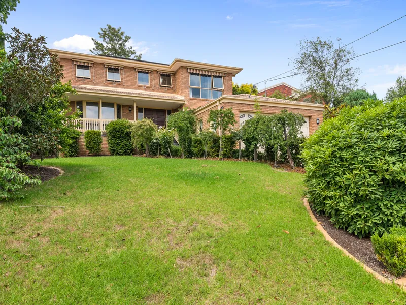 Large family home in quiet court location!