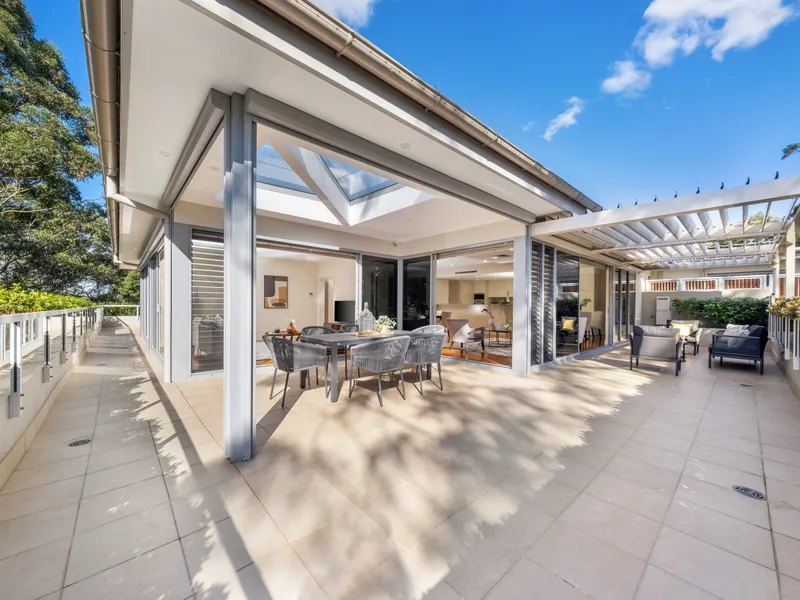 LUXURIOUS LIGHT-FILLED PENTHOUSE