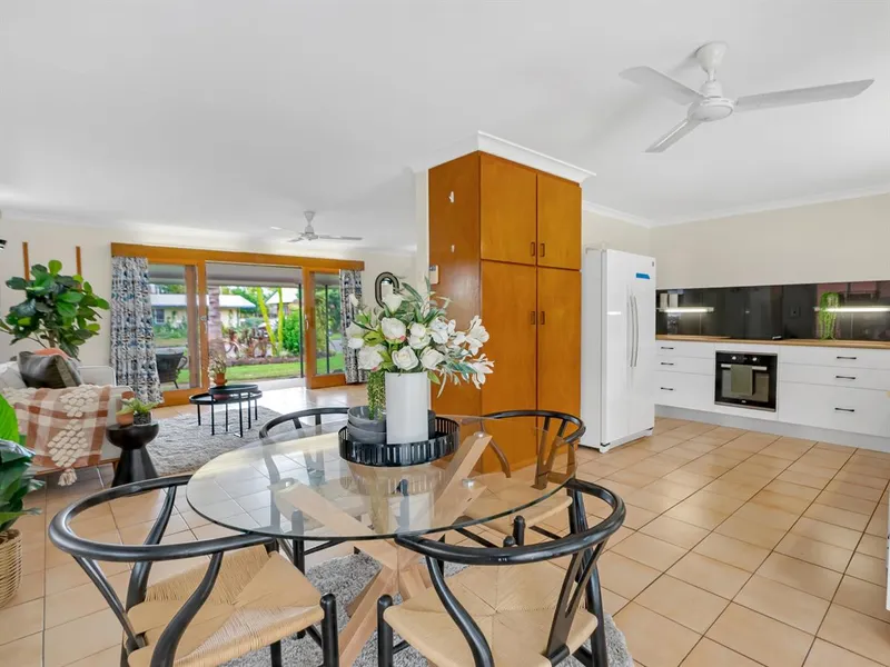 Ideal Home in Westcourt with a 9x6m Shed