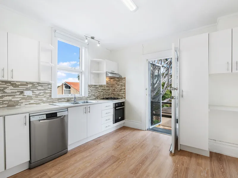 Oversized One Bedroom Apartment with Sunroom