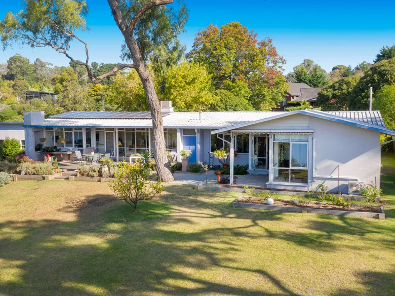 Modernised Mid-Century Entertainer on 1.45acres