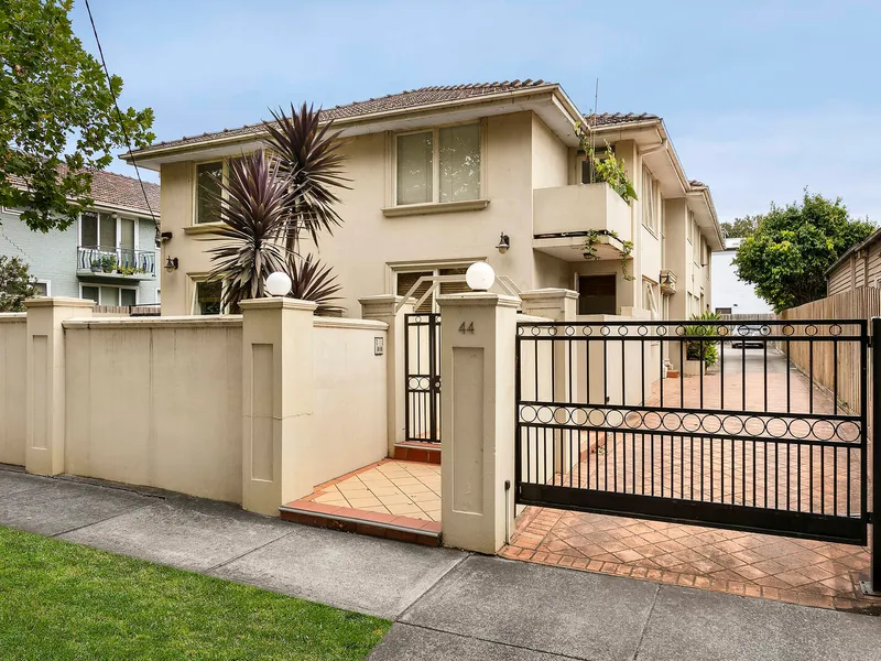 Spacious and sunlit relaxation in a tranquil Yarra River locale