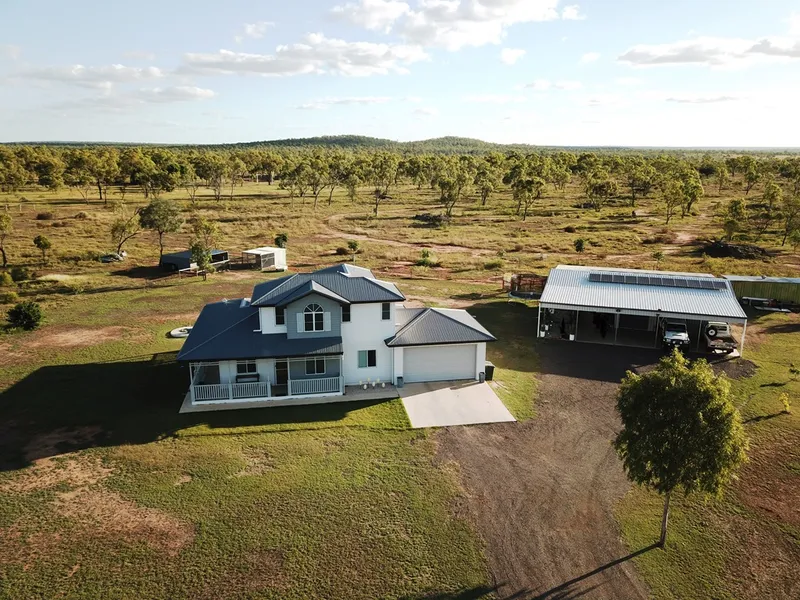 20 Acres - 10 min to main st of town