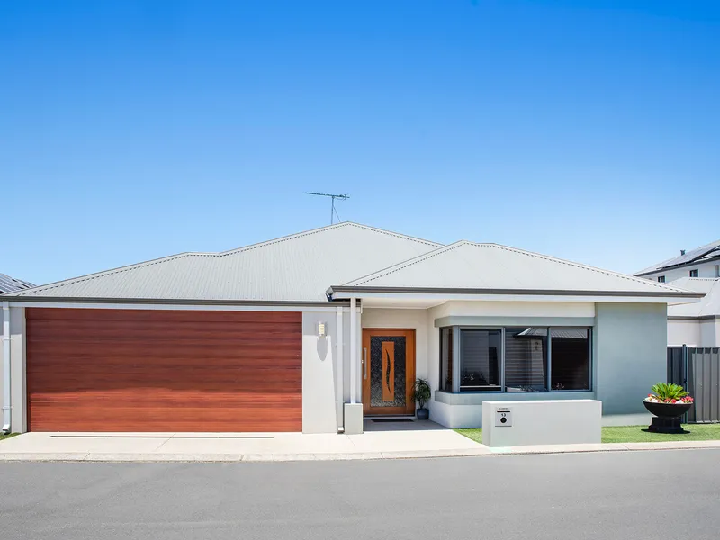 Masterful Elegant Coastal Sanctuary 550m to the Beach