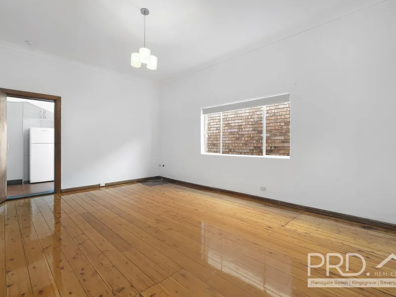 SINGLE LEVEL HOME CLOSE TO ROCKDALE SHOPS AND STATION