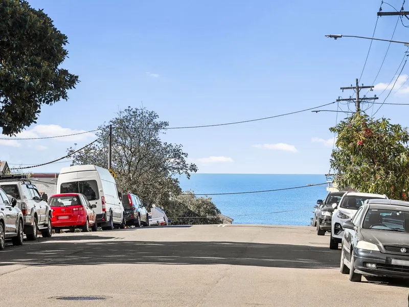 Brand NEW Seaside Apartment With Large Courtyard & Sunroom- 650m Walk To Iconic Coogee Beach