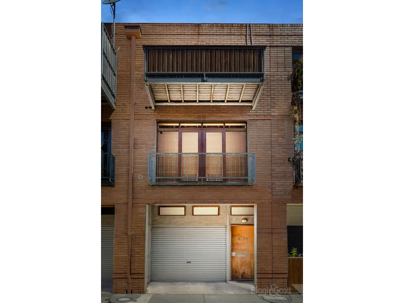 LUXURIOUS AND SPACIOUS RESIDENCE WITH DECK OVERLOOKING CITY/SOUTH YARRA