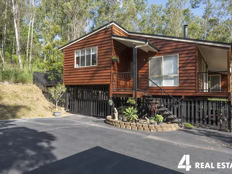 Dual Living Acreage, A Must Inspect....