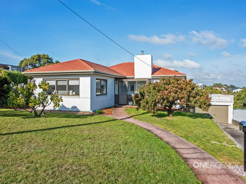 Well Positioned Family Home With Exemplary Views!