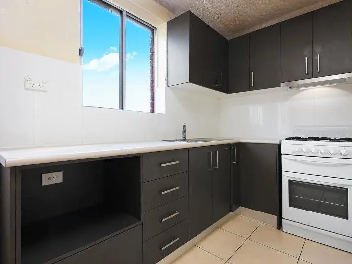 FOUR WEEKS RENT FREE - Tidy Unit Close to Joseph Banks Park
