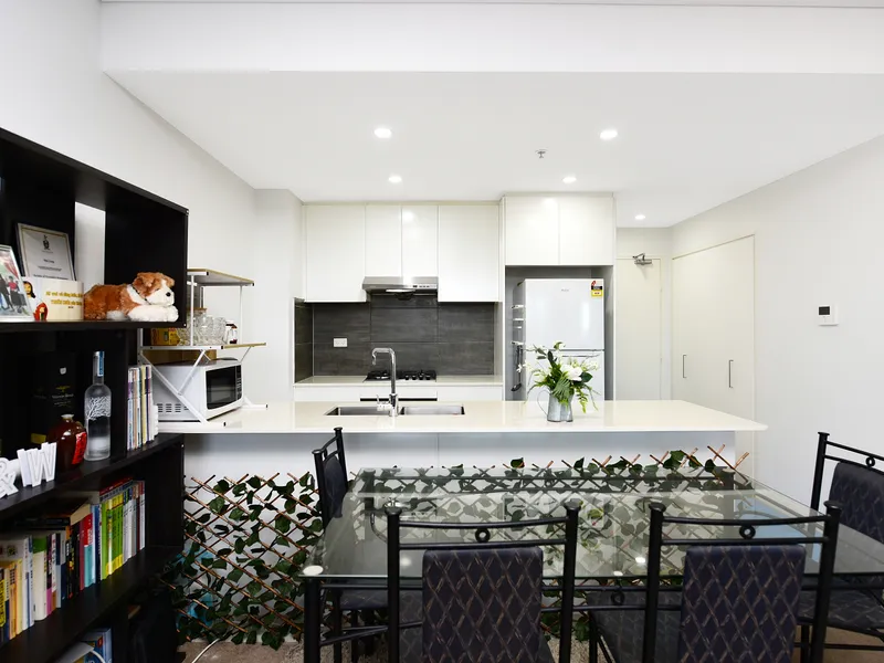 LIGHT FILLED & SPACIOUS APARTMENT | ENTRY Via Cross Street