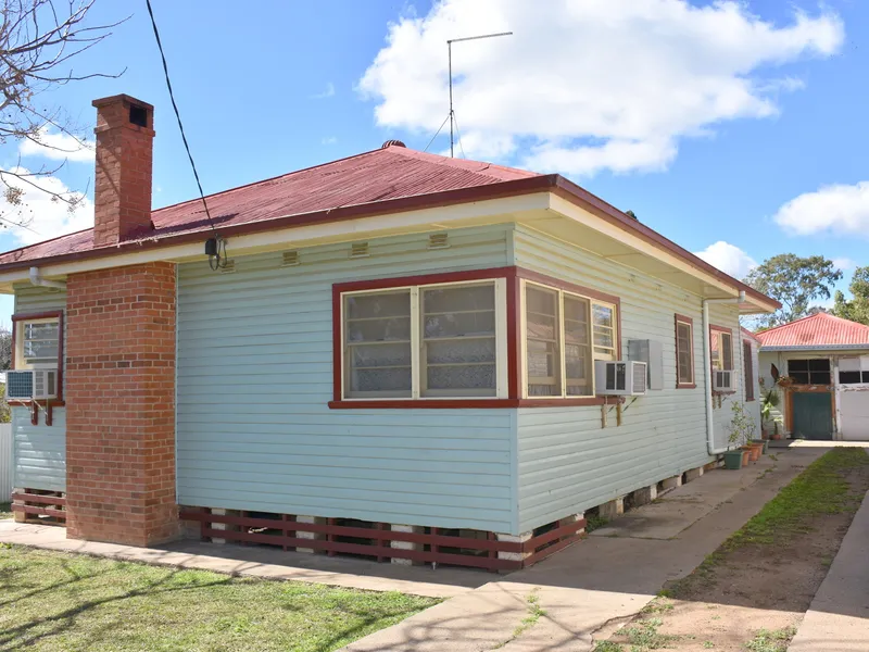 WONDERFUL WEATHERBOARD HOME OVERLOOKING PARKLAND!